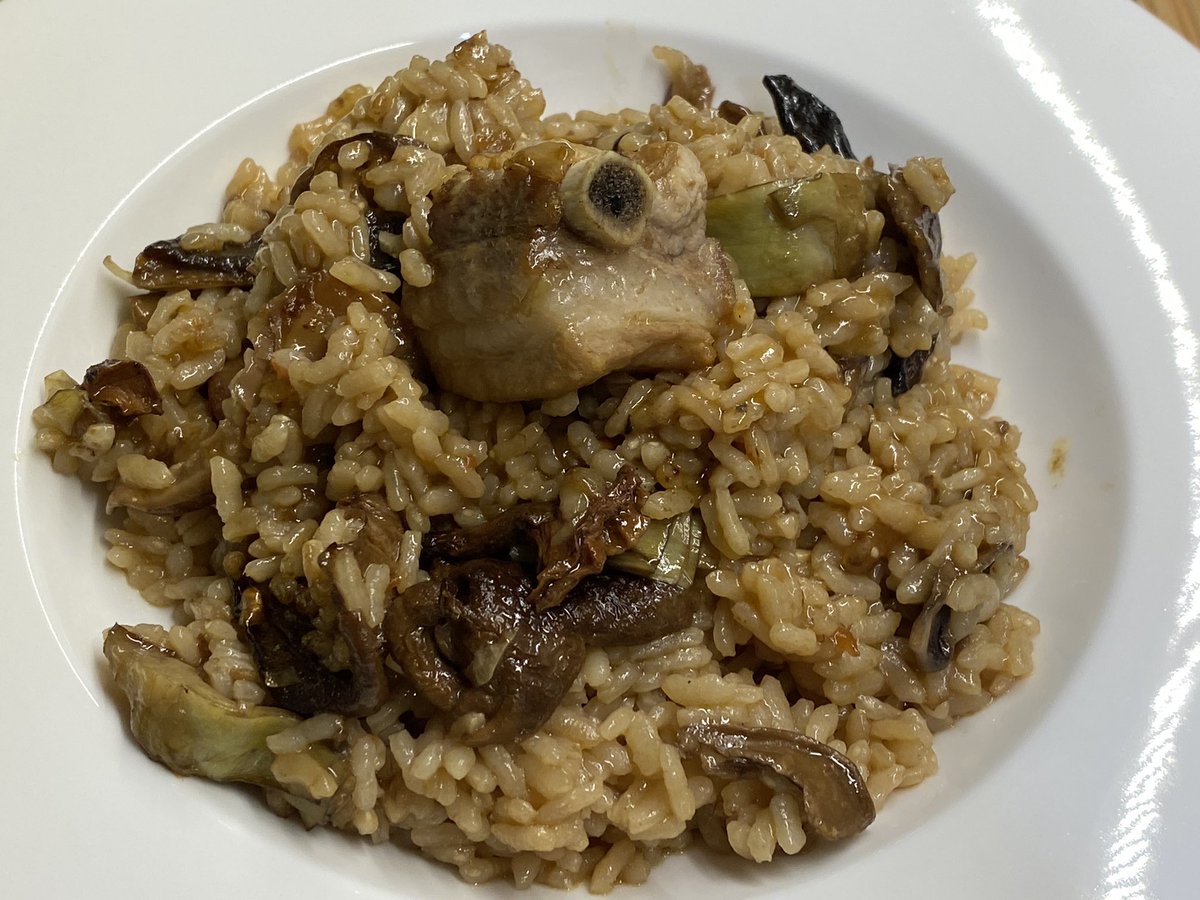 dapuki's tweet photo. Un bon arrosset de costella, carxofa i bolets i un bon vi #CalBatllet per acompanyar-lo https://t.co/EkitwuHJ3o