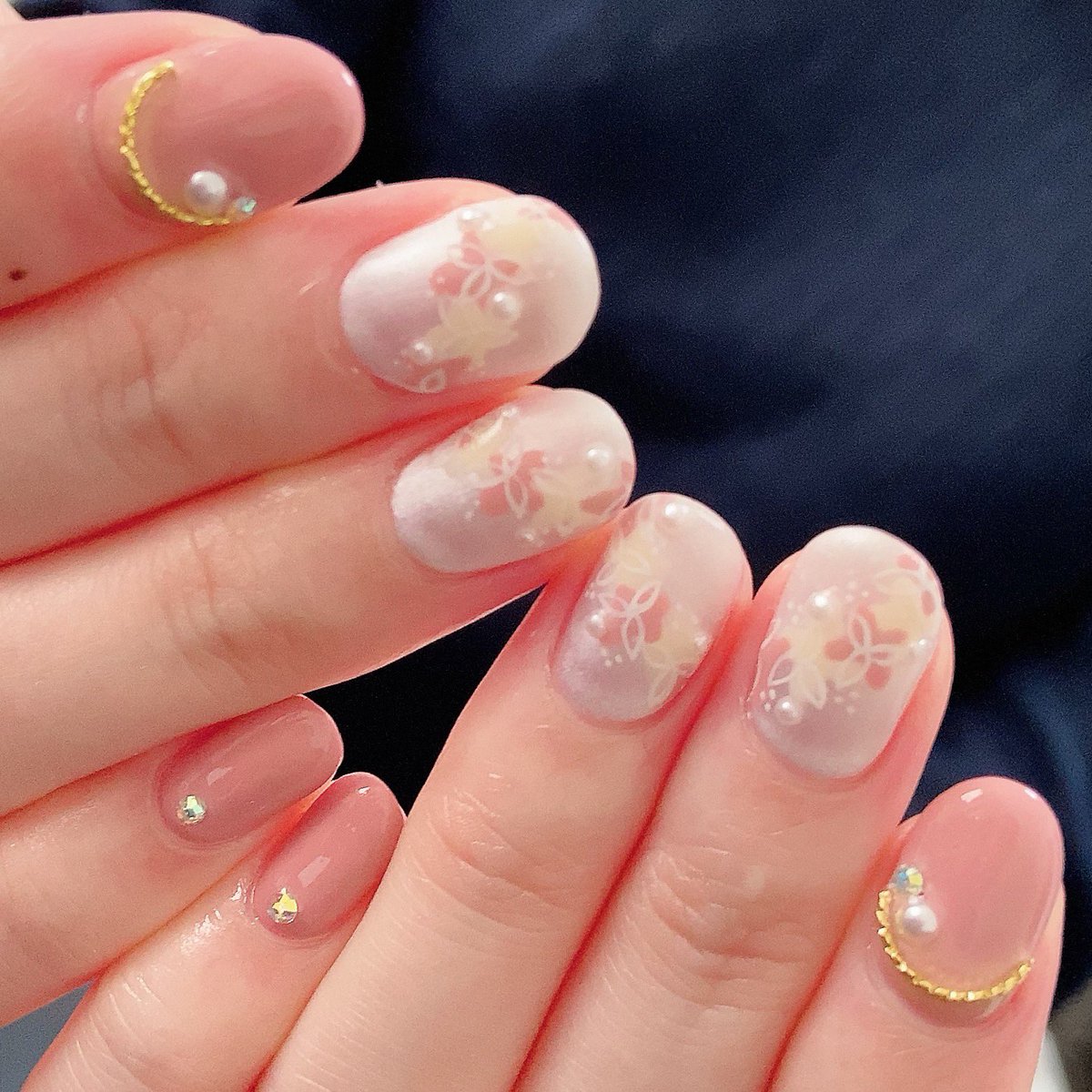 BriloNail's tweet photo. 【コロナ対策強化中】
定額コースより❣️
マットなふんわりフラワーが可愛い上品ネイルです✨
#brilo #定額ネイル #マットネイル #フラワーネイル #上品ネイル #ネイルサロン #江戸川区 #ネイリスト募集 #お気軽にお問い合わせ下さい #コロナに負けない https://t.co/fZ1ibtwxcn