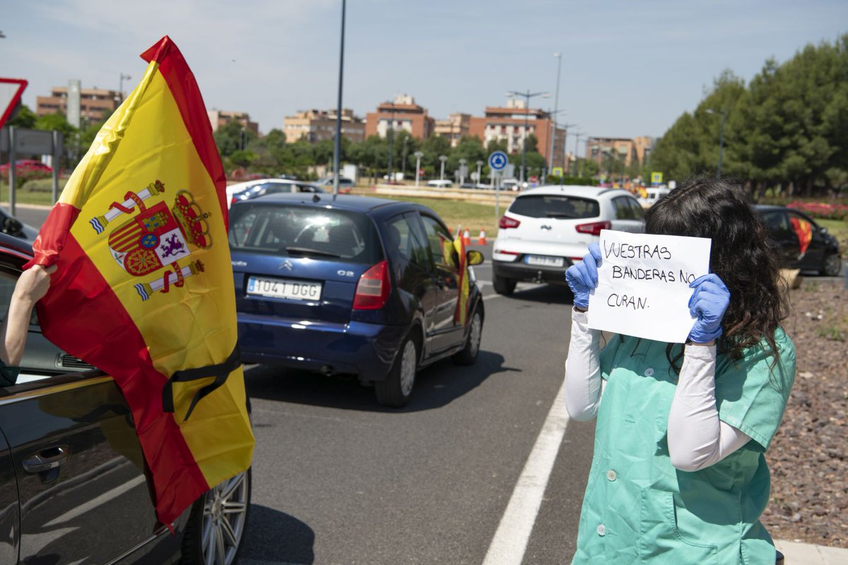 a_parrilla's tweet photo. Me daría VERGÜENZA manifestarme y que las profesionales que han salvado la vida a mis familiares, mis amigxs o vecinxs me pongan la cara colorada por fascista. 

Qué miseria moral.

#ElVirusSoisVoxotros 
#Covid_19 https://t.co/5jAz4vlYCN