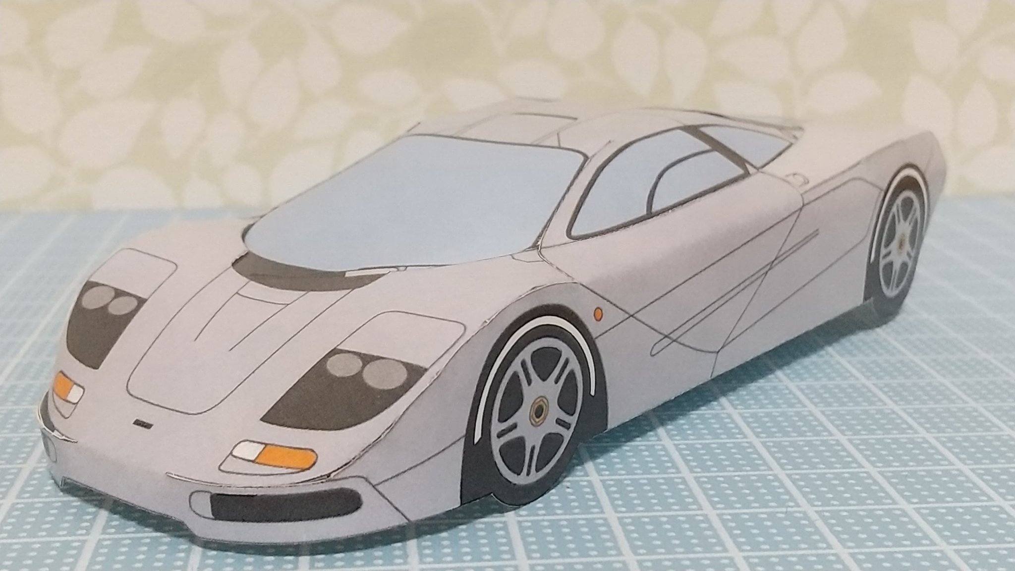 Twitter 上的 よし ペーパークラフト マクラーレン F1 溝呂木陽さんの 紙のスーパーカー に収録されているペーパークラフトです ぼくの中でのマクラーレンと言うとこのクルマです 3人乗りで運転席はど真ん中だなんて異次元すぎてクラクラしちゃう