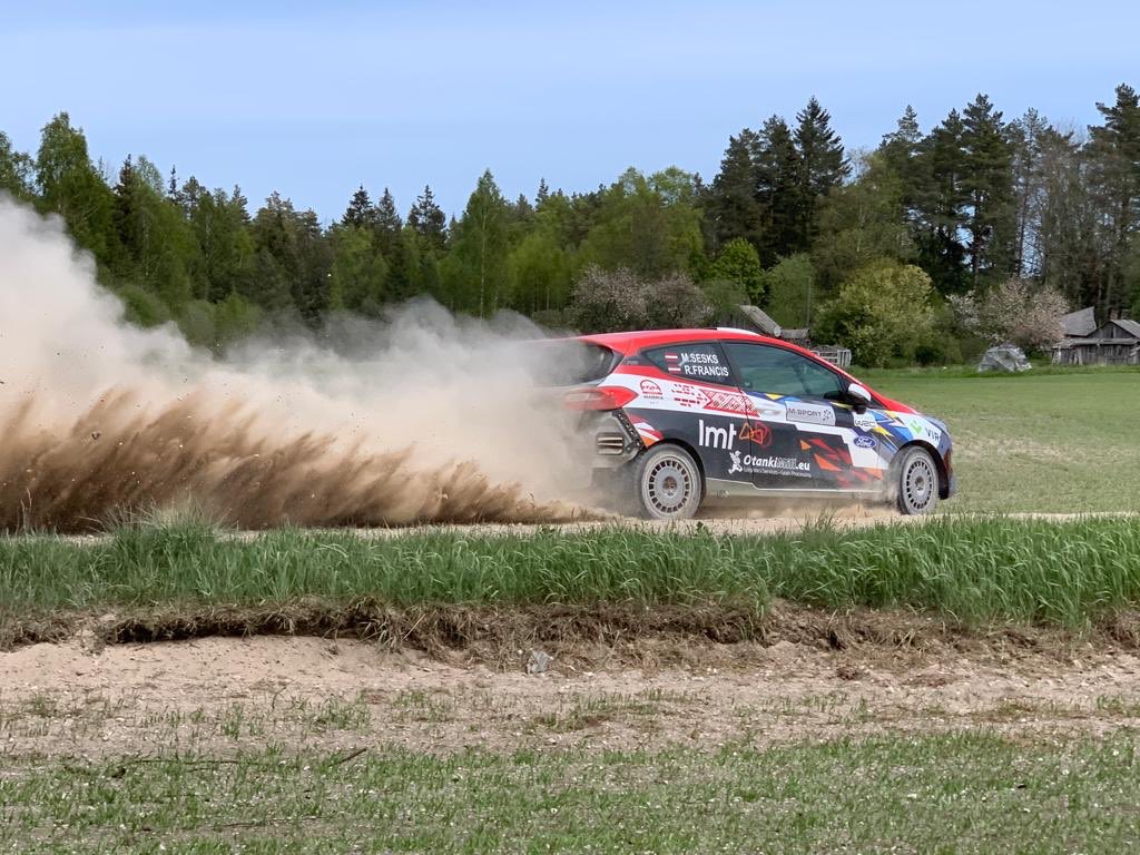 MSesks's tweet photo. 💥 Tik lieliski atkal būt uz grants!  

🤩 So great to be on gravel again!  

#grants #gravel 
#treniņš #training   
#Rucava https://t.co/SpW8vAOFeU