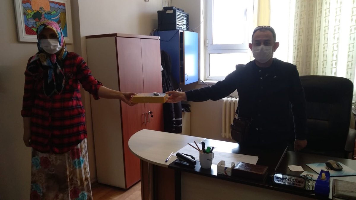 35aliaga_MEM's tweet photo. Şehit Çavuş Bülent Kula Ortaokulu
İzmir İl Milli Eğitim Müdürlüğü’nün “Uzaktan Eğitime Sen de Destek Ol” Kampanyası kapsamında ilçemize gönderilen tabletler,ihtiyacı olan öğrencilere okul idarecileri tarafından teslim edilmeye devam ediyor. @ziyaselcuk @yahsiomer @CeydaBC47 https://t.co/5vLswDyXDv