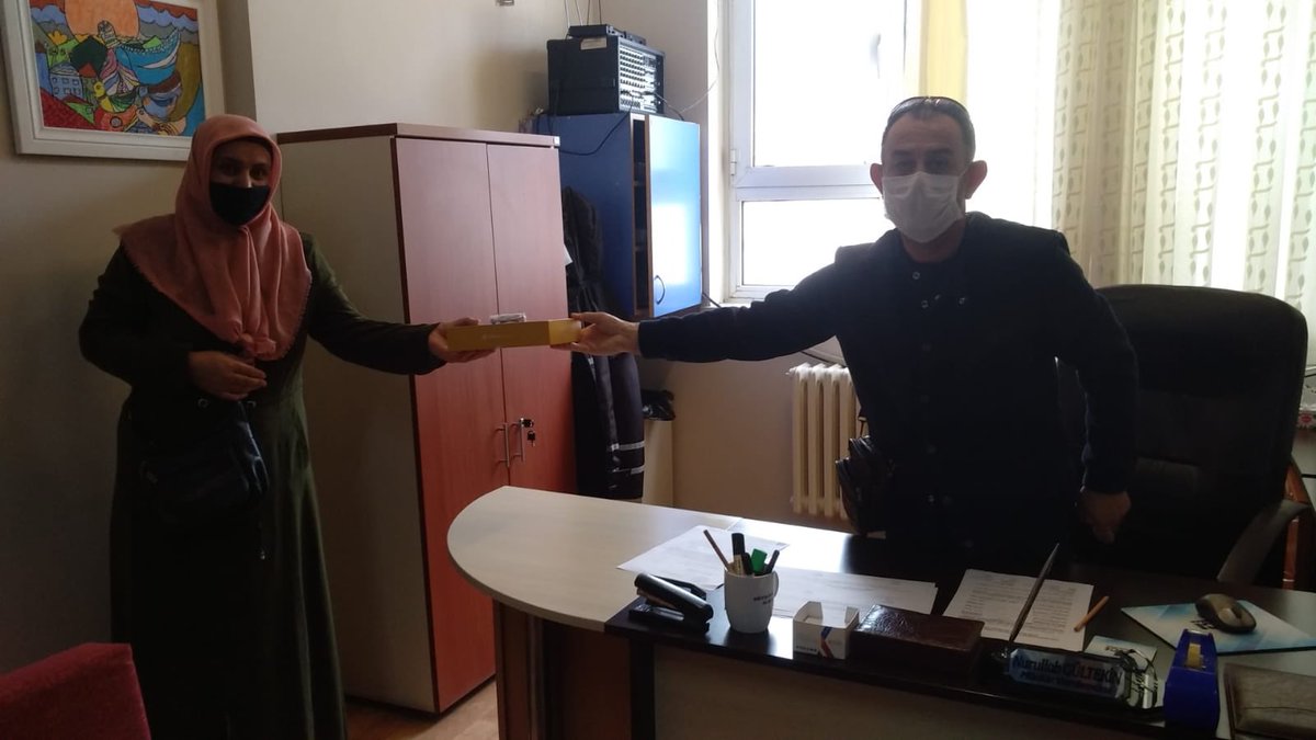 35aliaga_MEM's tweet photo. Şehit Çavuş Bülent Kula Ortaokulu
İzmir İl Milli Eğitim Müdürlüğü’nün “Uzaktan Eğitime Sen de Destek Ol” Kampanyası kapsamında ilçemize gönderilen tabletler,ihtiyacı olan öğrencilere okul idarecileri tarafından teslim edilmeye devam ediyor. @ziyaselcuk @yahsiomer @CeydaBC47 https://t.co/5vLswDyXDv