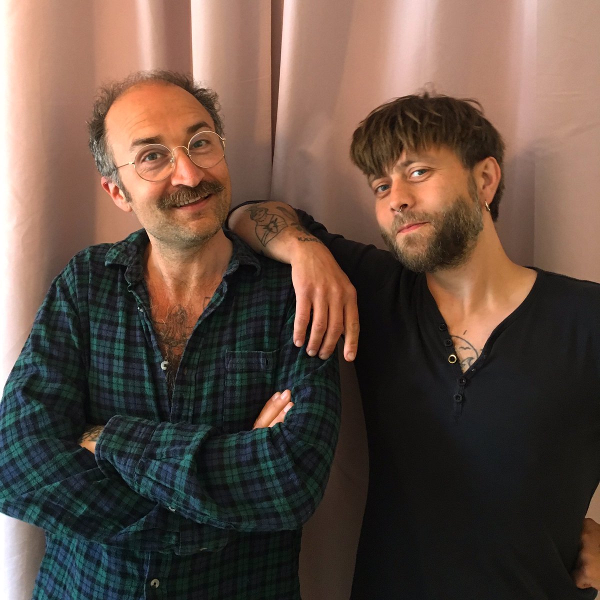 Frank og jeg i vores flotteste tøj og klar til at farrocke igen. Der er MASSER at tale om ❤️👔