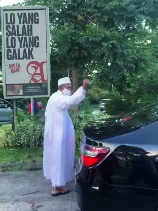 dazzallucifer's tweet photo. Gue mau sujud sama beliau.

eh itu iklan rokok nyindir siapa woi!! https://t.co/elg4T5CihE
