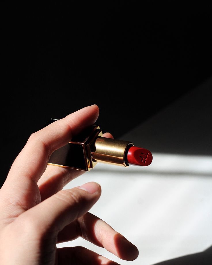 pradasunset's tweet photo. beauty this or that; makeup or skincare? lipstick or lipgloss? matte or dewy? bronzer or blush? bold brows or bold lip? facemask or hairmask? https://t.co/RD5Y3o21Ld