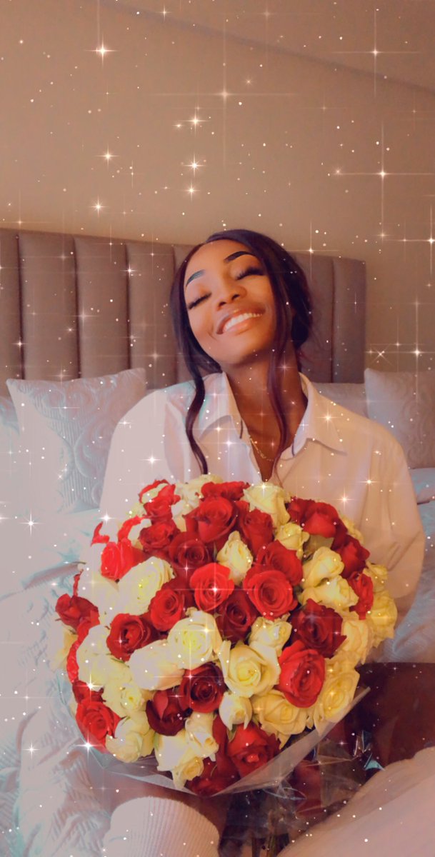 Mai_veMwana's tweet photo. His shirt...  

Her roses...

Thanks to @zim_amazing I woke up to 100 beautiful roses 🌹 

#100Roses #AmazingCreations https://t.co/vc5BnkC3vm