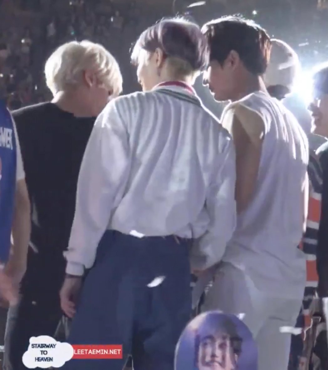 i really love how casual this moment feels,just 2min in their own world cr: in pic