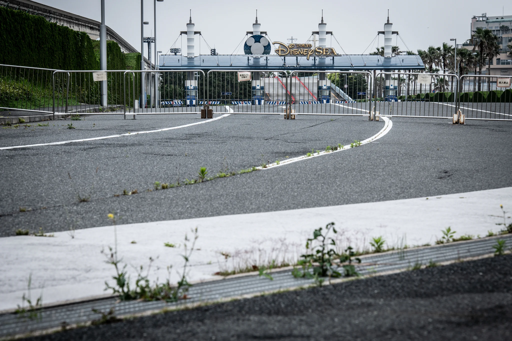 閉園中の夢の国、現在はまるで廃墟の遊園地みたいになってたｗｗｗ