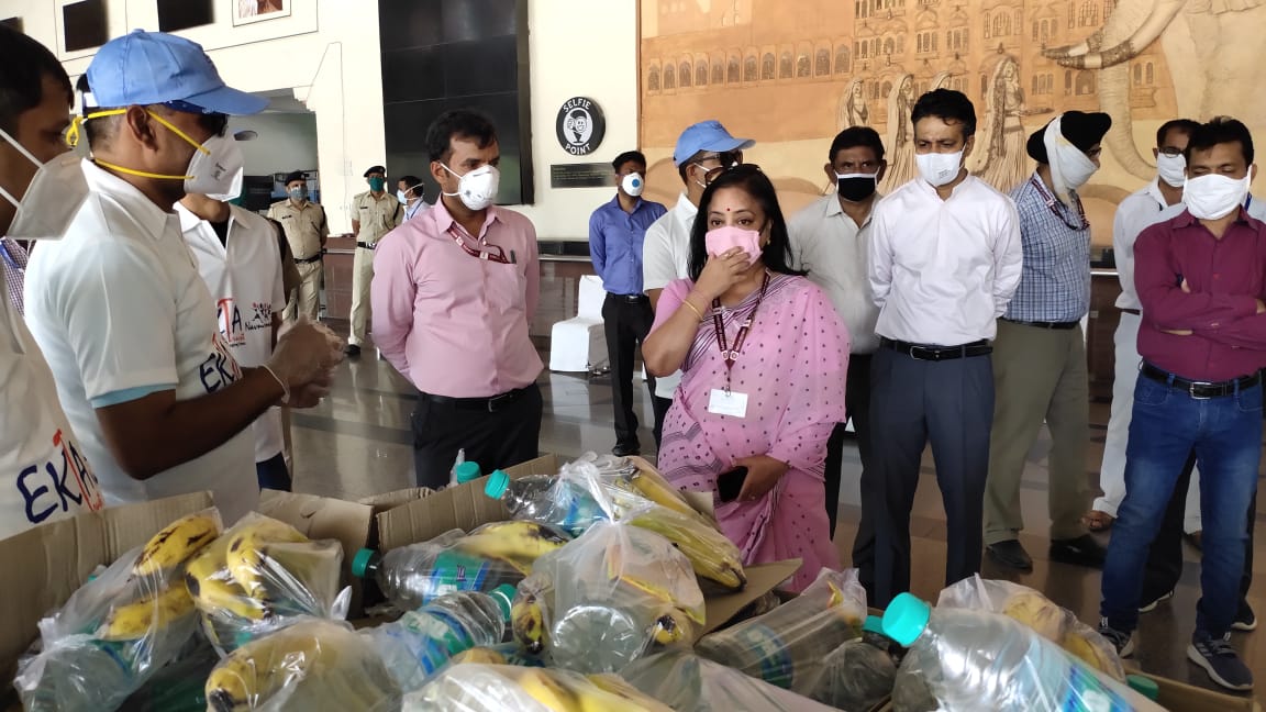 Today 5000 kits(water bottle, electrolyte, bananas , gamcha etc ) are distributed to migrant Labour's at Railway station Jaipur by Ekta Navnirman Trust .  Thanks to NW Railway Hon'ble DRM jaipur   @NWRailways
<a href="/DRMJaipur/">DRMjaipur</a>
<a href="/Indianrailway18/">Indian Railways</a> <a href="/RajCMO/">CMO Rajasthan</a>   #migrants  #missionmaitri