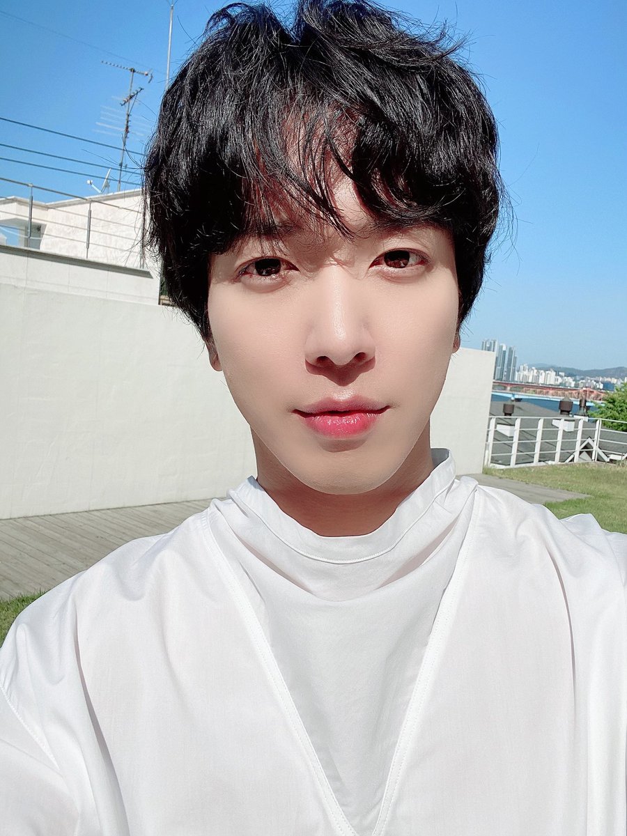 TookJYH's tweet photo. 【Official】 200519  정용화 화답(和答) 프로젝트 Vol.1 

[📸] 따사로운 햇살 아래 빛나는 용화✨

🚨삐빅- 잘생김 한도 초과입니다🚨

#정용화 #YONGHWA 
#화답프로젝트 #REPLYPROJECT
#너_나_우리 #Wouldyoumarryme 
#우쥬메리미
#CNBLUE #씨엔블루 https://t.co/0XKqY7uqyq