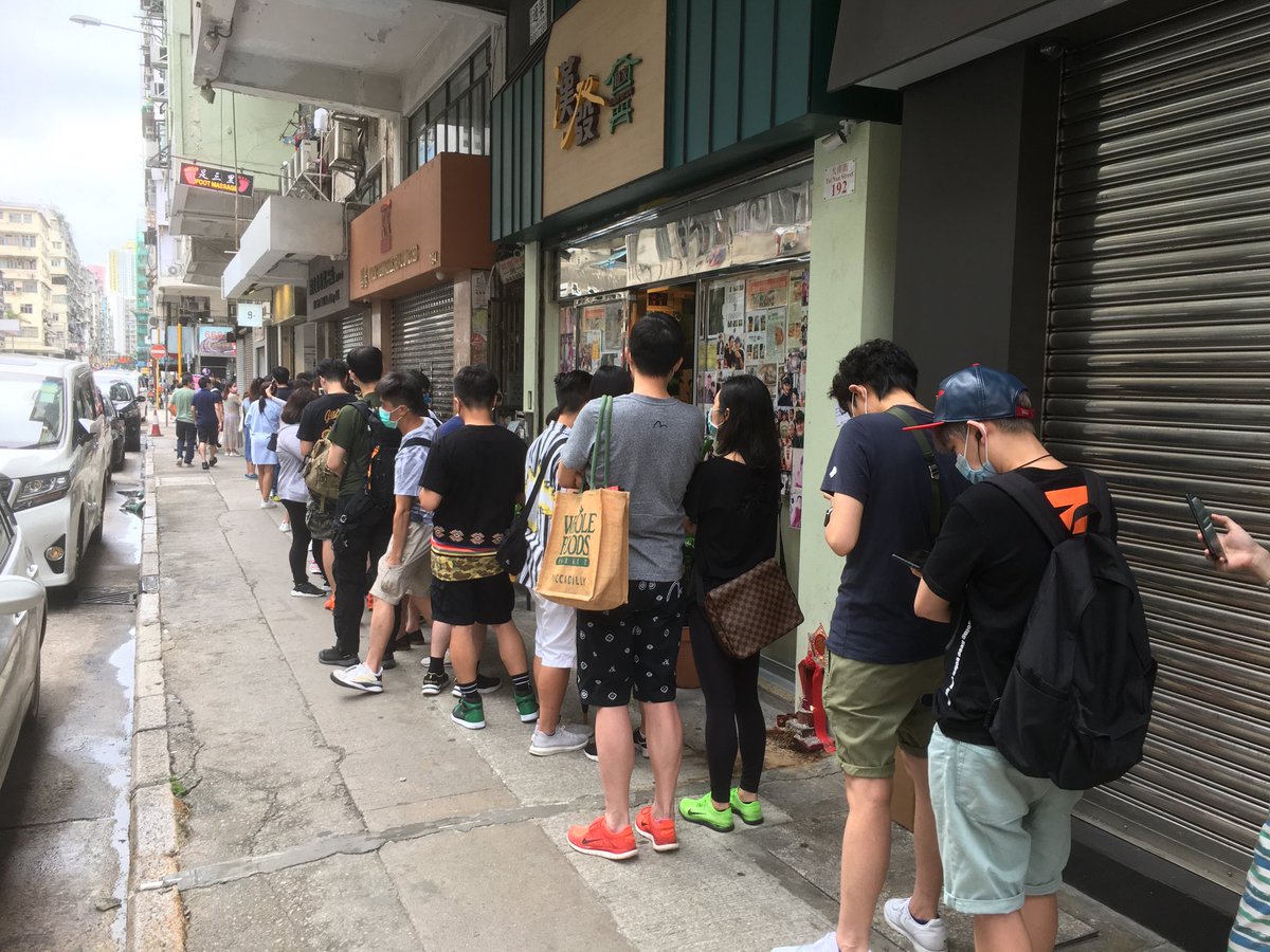 The queue’s 200 hundred meters long to get into the  #LadyLiberty exhibit at openground in Sham Shui Po. Lady Liberty was destroyed by pro-CCPers on Lion Rock in Oct. A new Lady Liberty’s been made & the broken pieces of the old one, splattered in red paint, are also on display
