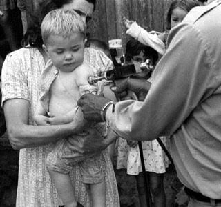 notsooequal's tweet photo. 1. The Ped-o-Jet, an automatic vaccination device, 1970s.

2. A child is vaccinated, Brazil, 1970.

3. Vaccinating a child in a local dispensary, Central African Republic, 1970s.

4. Both boys were exposed to smallpox, but only the boy on the right had previously been vaccinated. https://t.co/Pr5xqSZEzI
