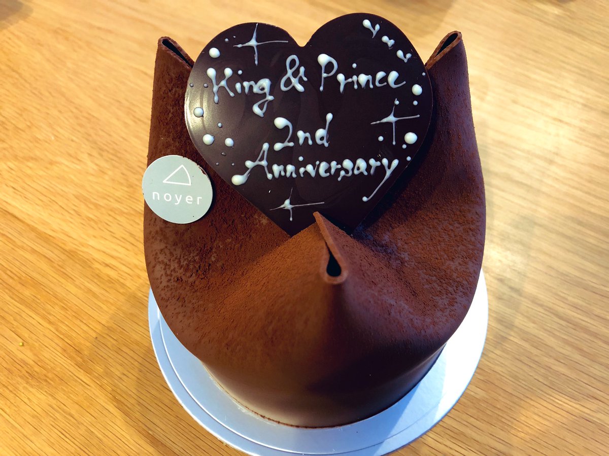 モンロー お気に入りのケーキ屋さんにキンプリお祝いケーキをお願いした 王冠みたいな形をしたフォレノワール 素敵な メッセージプレートにしてくれた おめでとうーーー シンデレラガールデー Kingandprince2thanniversary キンプリ 2周年