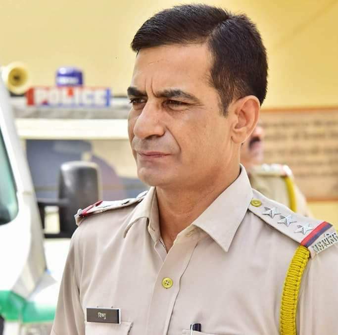 pankajips2009's tweet photo. जब तक बडे पुलिस अधिकारी सत्ता की चाकरी करते रहेंगे तब तक विश्नोई जैसे जांबाज पुलिस अधिकारी कथित आत्म हत्या करते रहेंगे,विष्णुदत्त की ���रपायी नहीं हो सकती तीन माँगे-
@ashokgehlot51 
१. परिवार के एक सदस्य को #नौकरी 
२.एक करोड़ का तत्काल आर्थिक राहत 
३.दोषियों पर करवायी व #CBI जाँच https://t.co/3dA8w6UpBE