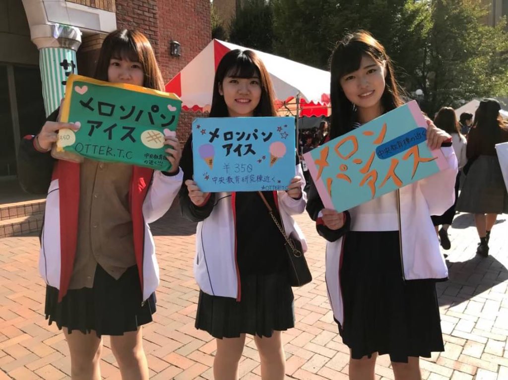 otter_2020's tweet photo. 過去の新歓期間の様子とオッターのウェアの紹介です💓
オッターでは毎年アップと呼ばれるウィンブレを作ります🥰
その代によって、中の色をピンクにしたり青にしたり色々決められます✨
さらに二の腕のあたりに全員あだ名を刺繍するので、オリジナルのものになります❗️
好きな先輩から受け継ぐことも🙆‍♀️ https://t.co/m35ZIyS8DU