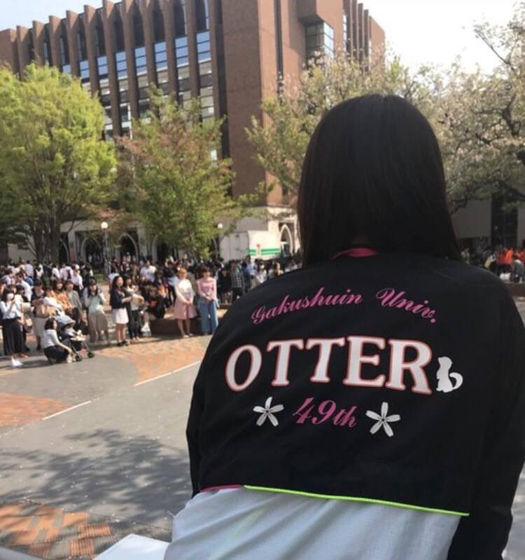 otter_2020's tweet photo. 過去の新歓期間の様子とオッターのウェアの紹介です💓
オッターでは毎年アップと呼ばれるウィンブレを作ります🥰
その代によって、中の色をピンクにしたり青にしたり色々決められます✨
さらに二の腕のあたりに全員あだ名を刺繍するので、オリジナルのものになります❗️
好きな先輩から受け継ぐことも🙆‍♀️ https://t.co/m35ZIyS8DU