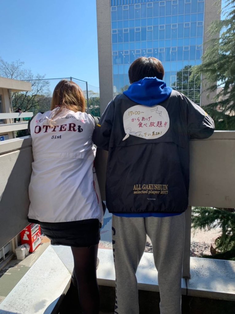 otter_2020's tweet photo. 過去の新歓期間の様子とオッターのウェアの紹介です💓
オッターでは毎年アップと呼ばれるウィンブレを作ります🥰
その代によって、中の色をピンクにしたり青にしたり色々決められます✨
さらに二の腕のあたりに全員あだ名を刺繍するので、オリジナルのものになります❗️
好きな先輩から受け継ぐことも🙆‍♀️ https://t.co/m35ZIyS8DU