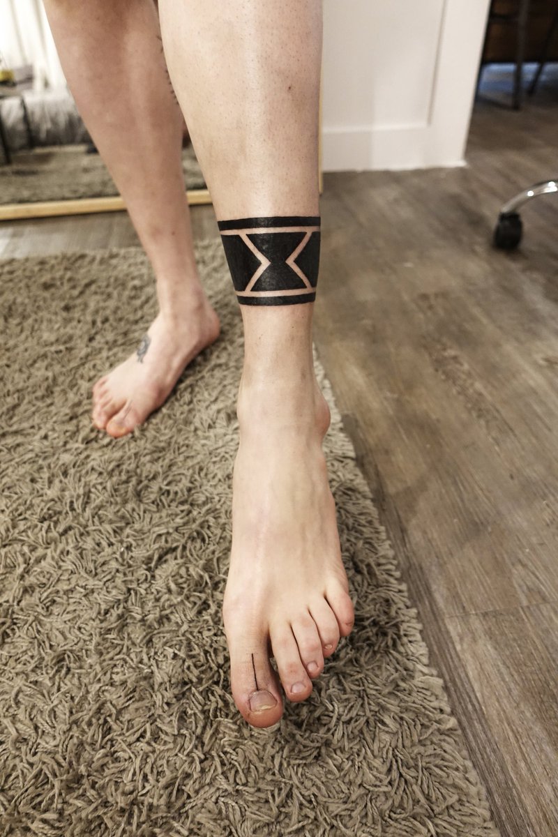 TattooYuni's tweet photo. 발목 &amp; 엄지발가락
.
.
.
@yuni_tattoo 
#발목타투 #마오리타투 #트라이벌타투 #tribal #tribaltattoo #maori #maoritattoo #타투 #tattoo #tattooist #서울타투 #강남타투 #legtattoo #tattoed https://t.co/lAKhHsMrod