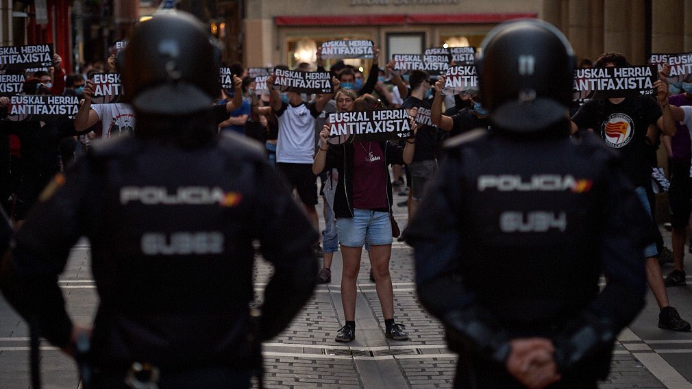 hgopositorcnp's tweet photo. Incidentes en Pamplona provocados por jóvenes abertzales que apoyan al etarra Patxi Ruiz y que querían acceder hasta el lugar de las protestas contra el Gobierno de Pedro Sánchez.
#Pamplona #VIUIP #ETA https://t.co/ArzSLkRIhp