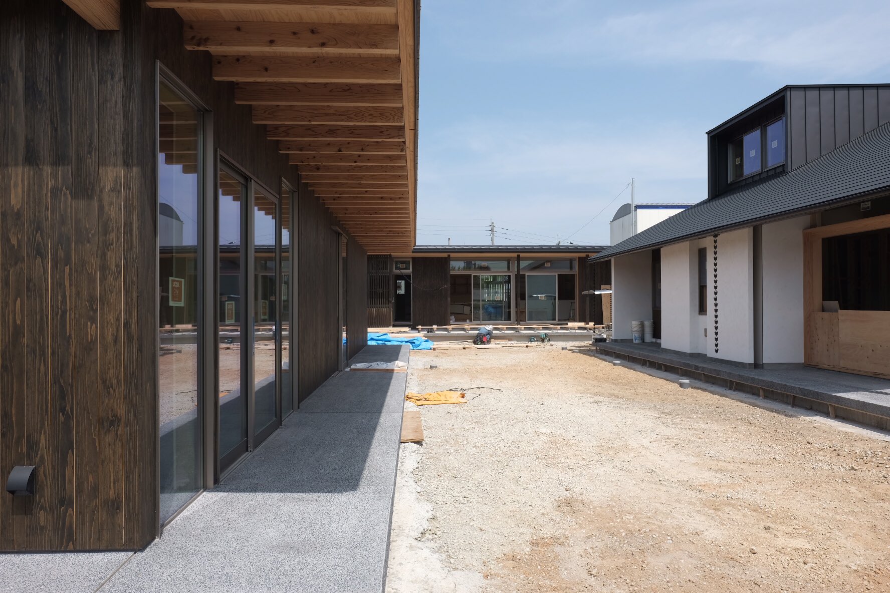 斉藤工務店 福岡南店 久留米モデルハウス 福岡東店 3棟建築中です 7月にはお披露目できるかと思います コロナで延期になっておりましたが皆様のご協力のもと何とか工事再開に漕ぎ着けました 心より感謝申し上げます 斉藤工務店 斎藤工務店