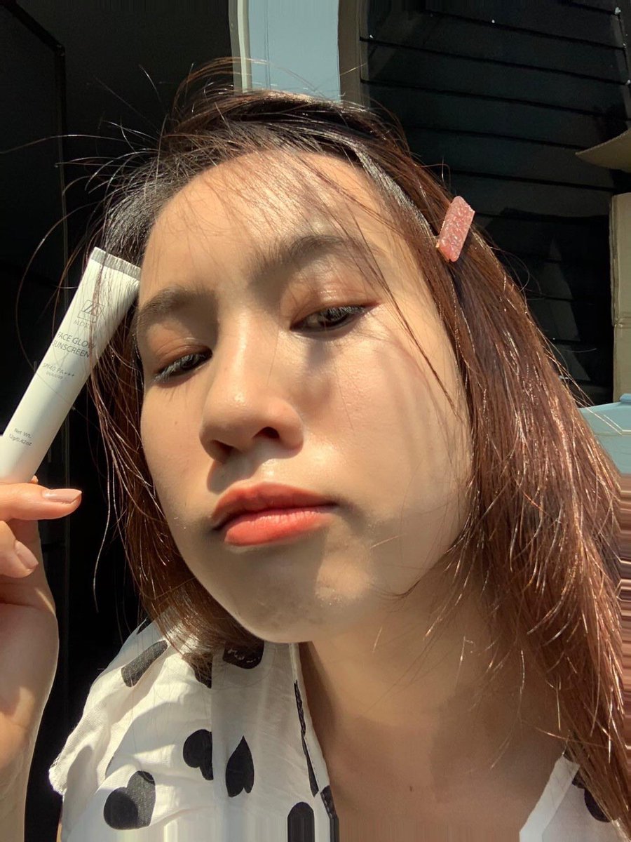 me_item's tweet photo. ใครไม��ชอบทารองพื้น โบกหนา แต่อยากได้ลุคฉ่ำใส เบาบางสบายหน้า แนะนำน้อง #กันแดดมอร์ เลยนะคะ
ทาตัวเดียวจบเลยจ้า ทาลิป ปัดแก้ม ทาคิ้วต่อ ออกจากบ้านได้แบบสบายใจ
299 บาทเท���านั้น 12G
#ของมันต้องมี #ถูกและดี #howtoperfect https://t.co/AGAa5u8qui