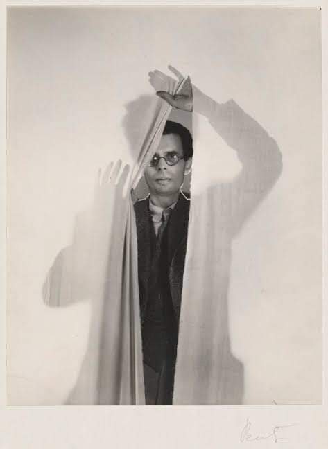 jestoryas's tweet photo. “La indiferencia es una forma de pereza, y la pereza es uno de los síntomas del desamor. Nadie es haragán con lo que ama”.
Aldous Huxley
📷 Cecil Beaton - Aldous Huxley, 1936 https://t.co/e3cyxUvIOk