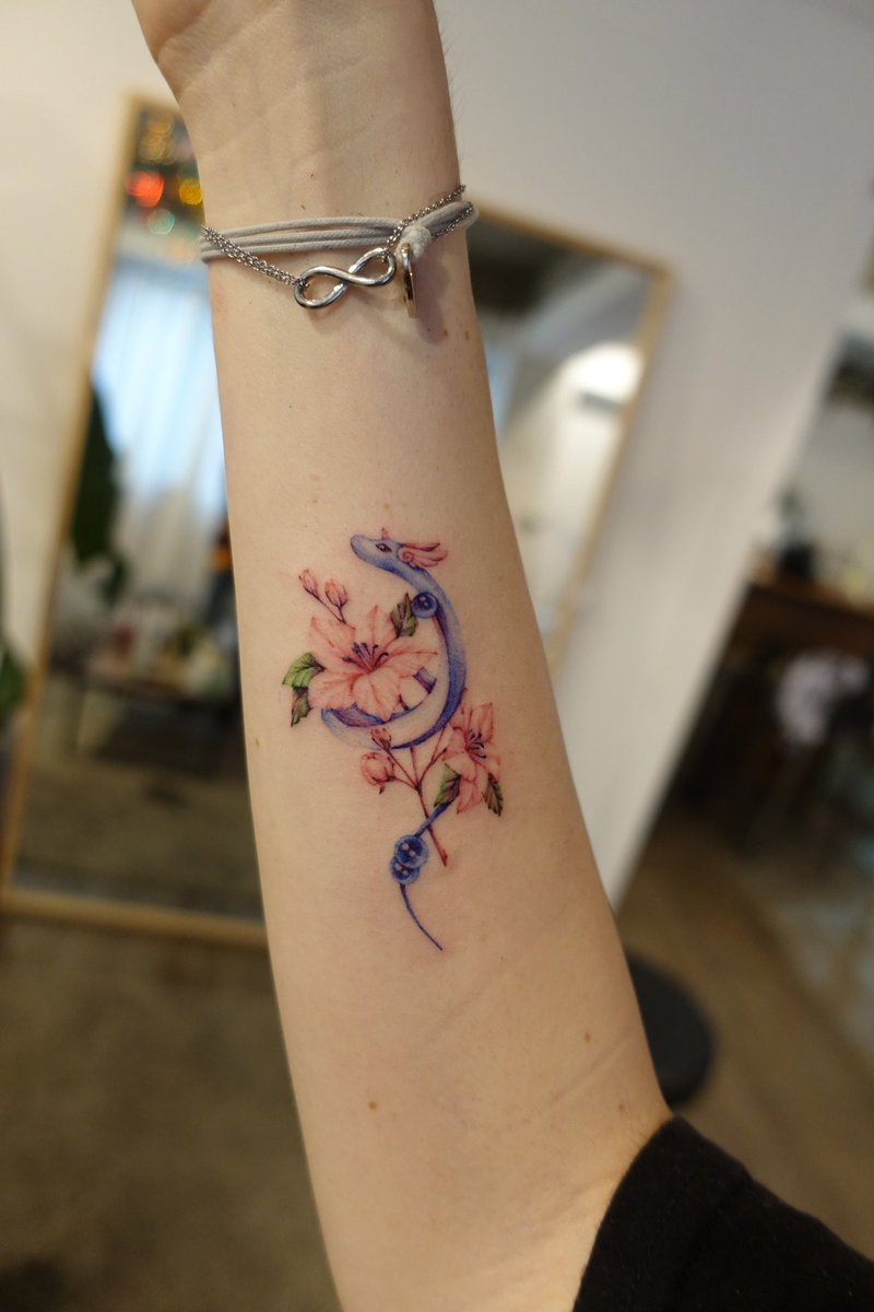 TattooYuni's tweet photo. 신뇽 (볼 빼고 뿔 그려 드렸습니다😏)
.
.
.
@yuni_tattoo 
#신뇽 #포켓몬스터 #포켓몬 #진달래 #꽃 #캐릭터 #캐릭터타투 #컬러타투 #감성타투 #characters #charactertattoo #character #colortattoo #flower #azalea #pokemon #서울타투 #강남타투 #seoul #seoultattoo #tattoed #tattooist https://t.co/kJayaihpUS