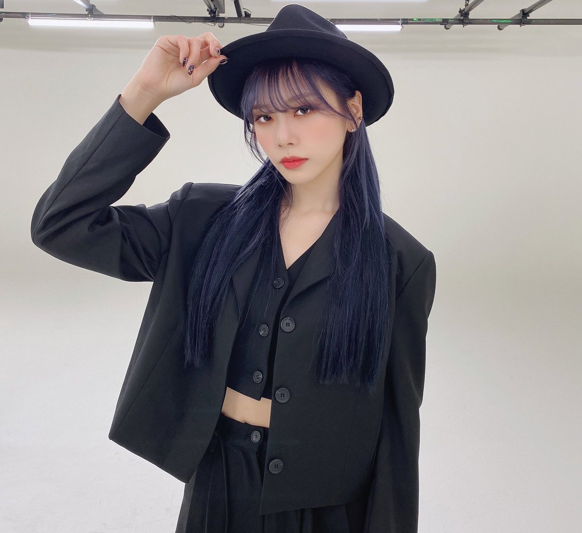 when minji has that one specific look in her eyes that can be so attractive and intimidating