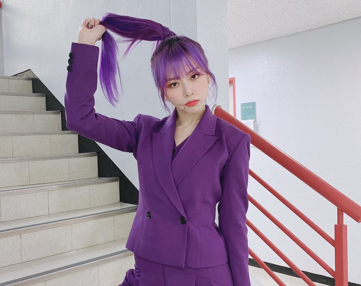 when minji has that one specific look in her eyes that can be so attractive and intimidating