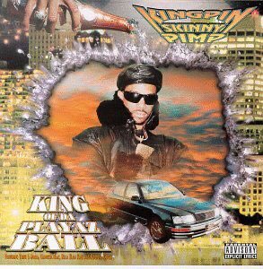 Kingpin Skinny Pimp - King of Da Playaz Ball (1996)Cet album pourrait un peu être vu comme un OVNI dans cette liste. Ce rappeur était davantage inspiré par les sonorités d’Atlanta dont notamment celles de Outkast. Mais la prod est bien made In Memphis.