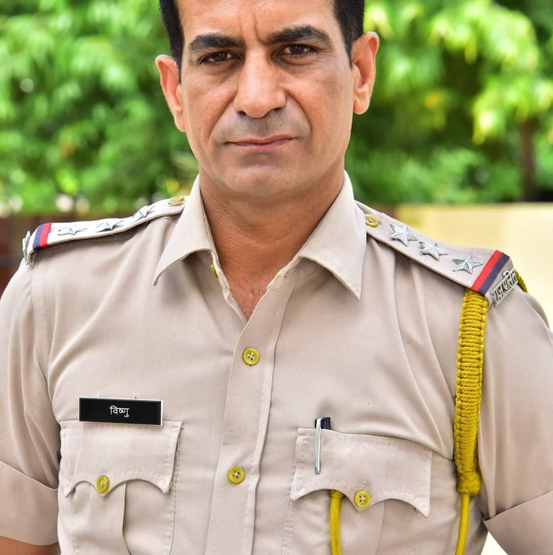 Manojkumargujr3's tweet image. #अश्रुपूर्ण_श्रद्धांजलि_अर्पित_विष्णू_बिश्नोई 
अपराधियों में भय, आमजन में विश्वास, इसको चरितार्थ करते थे , ऐसे थे ये जाबांज,दबंग पुलिस अधिकारी । इनका यू चले जाना एक अपूरणीय क्षति है पूरे राजस्थान की। भगवान इनके परिवार को इस दुख की घड़ी से लड़ने की शक्ति प्रदान करें