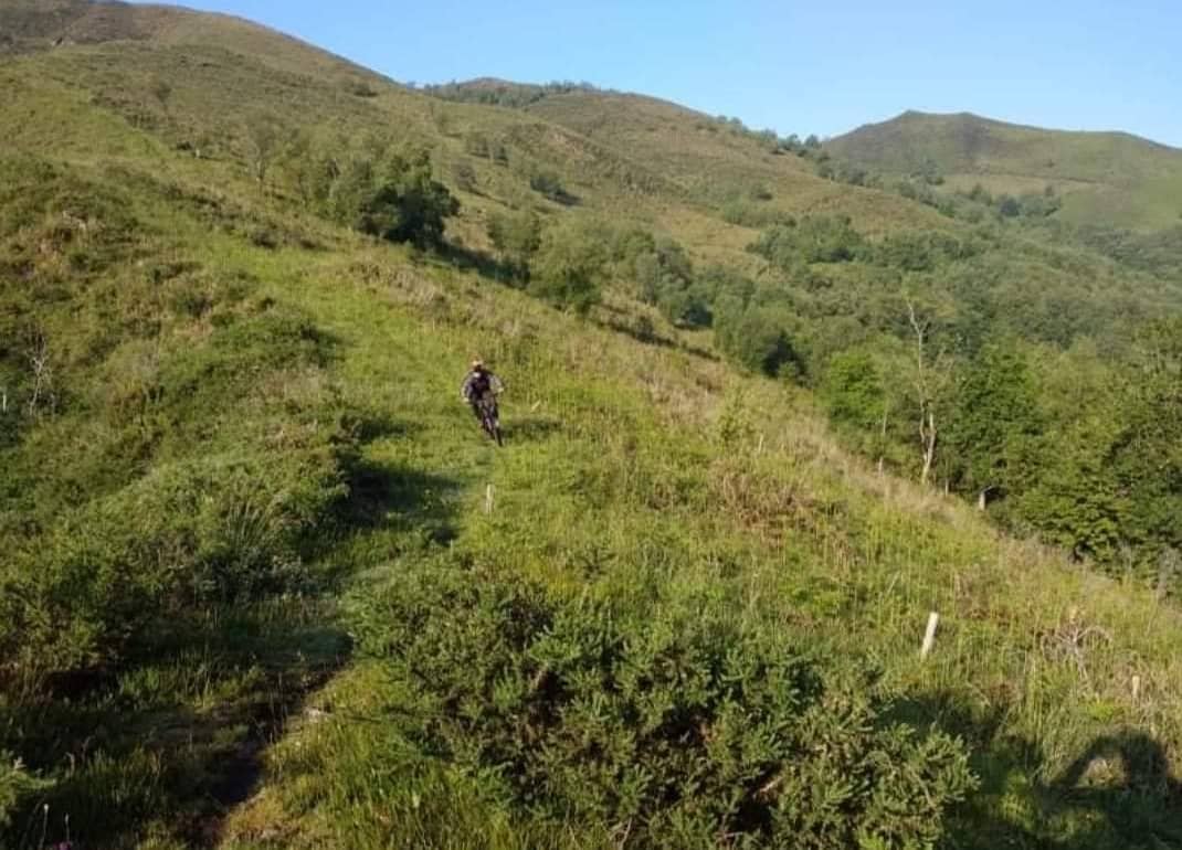Disfrutando intensamente de nuestras rutas para bicicleta de montaña de los #SenderosDelCarbónDeLaviana🚵🏻‍♀️🚵🏼

#RutasBicicletaEnFamilia #rutasBTT #SenderosDelCarbón #Laviana #LavianaParteDelParaíso #ciclismo #cycling #laviana #MountainBike  #TurismoVerde #TurismoActivo