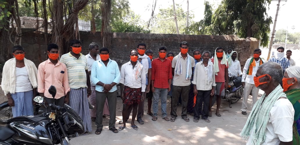 Dugyala27's tweet photo. Sponsored 300 masks for my villagers, party cadre distributed them to the villagers today.
@Keerthireddybjp
#MasksDistribution https://t.co/qK6iA82gjP