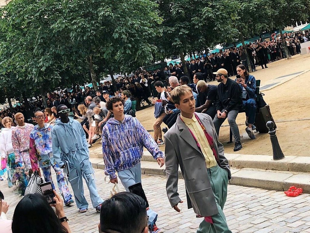 [ #MINO  #송민호] Mino at the LV show walking the runway at PFW + backstage pics