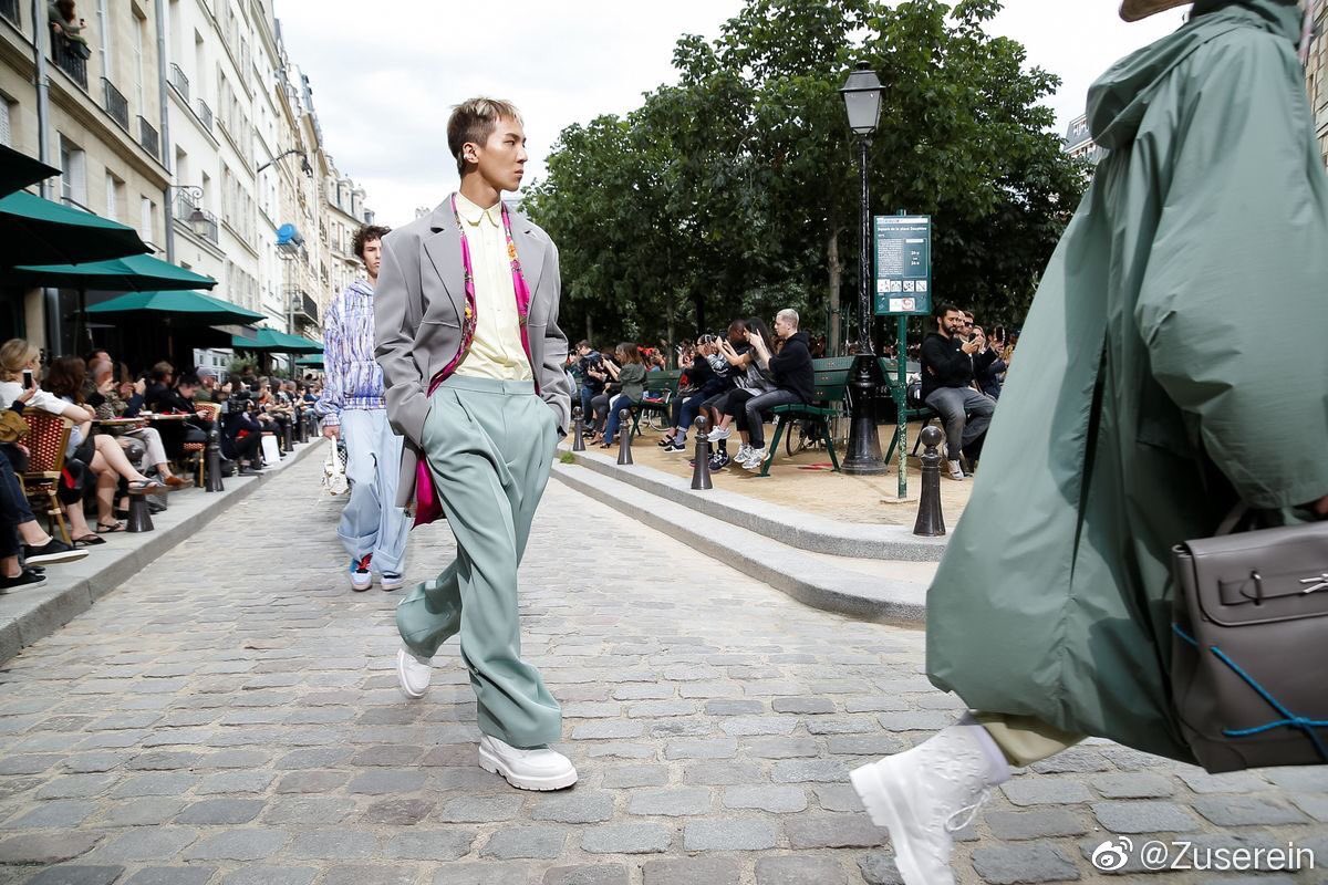 [ #MINO  #송민호] Mino at the LV show walking the runway at PFW + backstage pics