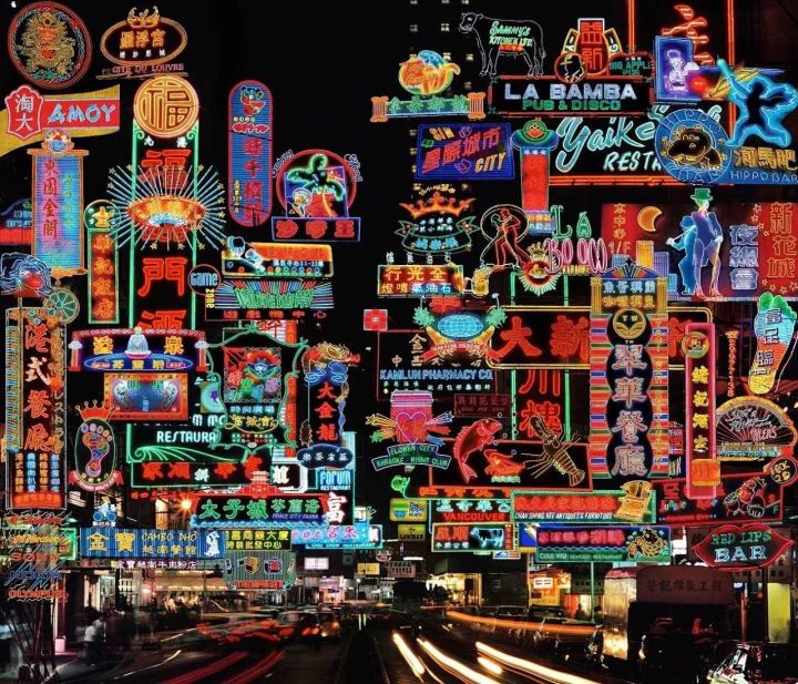 このゴテゴテとしてカラフルさがいい？80年代から90年代の香港の街並み！