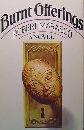 Pero la influencia más obvia de EL RESPLANDOR es la novela BURNT OFFERINGS (1973) de Robert Marlasco, en la que un escritor se muda con su mujer e hijo a una gran mansión en medio de la nada, que, obviamente, tendrá una influencia maligna sobre la familia.