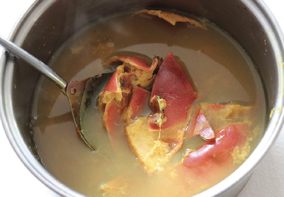 CraftsCouncilUK's tweet photo. Dyeing to have a go at some craft? @Cwellesleysmith teaches you how to make natural dyes from your leftovers! Take a look here: https://t.co/9jmBJn6Ti2 #EverydayMaking https://t.co/HfrnWji8eH