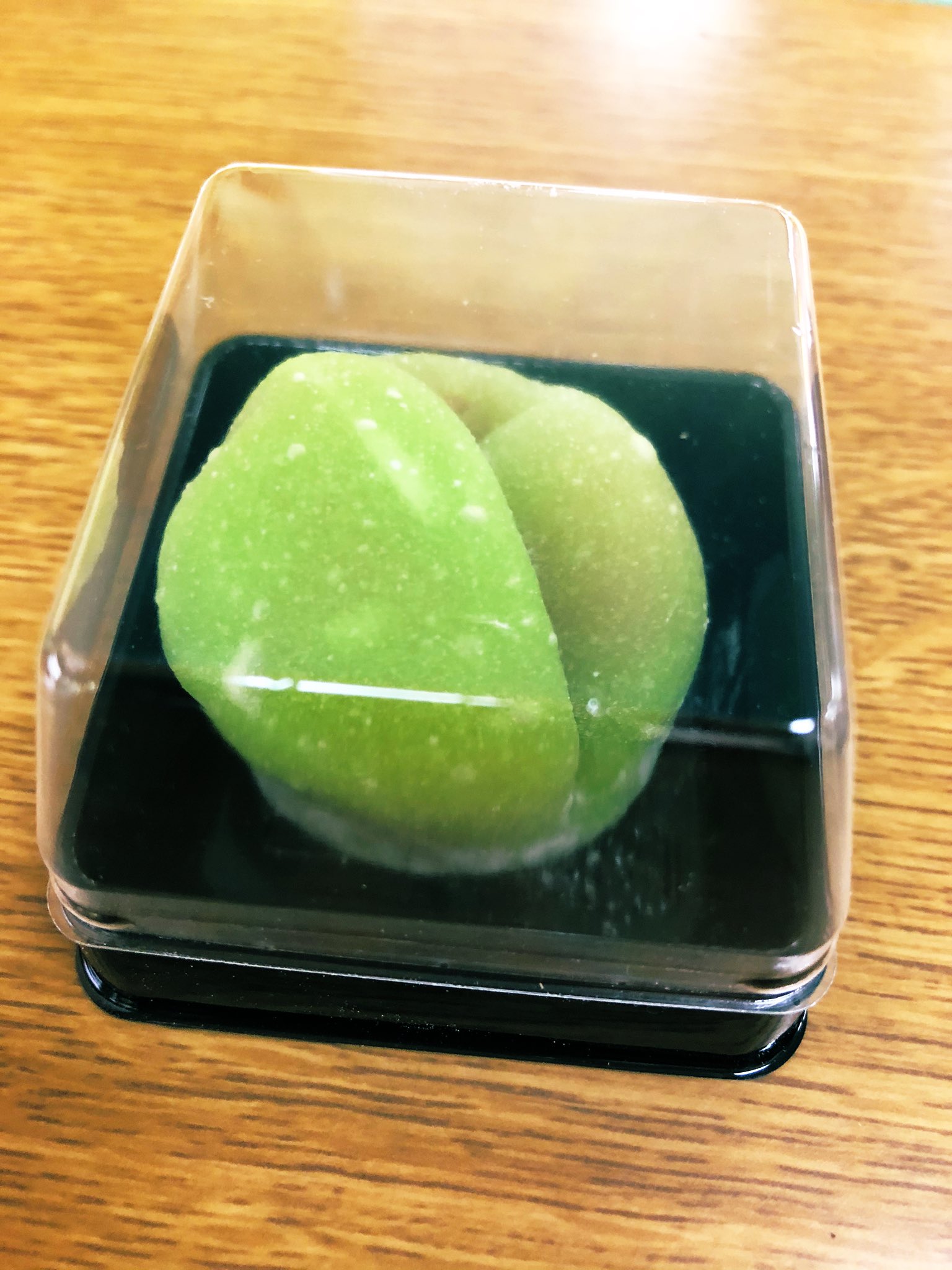 菓子一 かしいち 公式 横浜 杉田の和菓子屋 季節のお菓子ご紹介 青梅 あおうめ をご紹介します 求肥の生地で 梅を使った梅餡を包んだお菓子です ほんのり酸っぱい梅の味を感じていただけると思います 青梅 杉田商店街 和菓子 菓子一