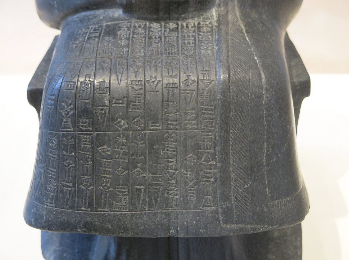 Gudea ruled in southern Iraq around 2200 BCE, and several statues of him were made during his rule, including ones that show him with an architect’s plan in his lap.1,600 years later, some of these statues were dug up and displayed in the courtyard king Adad-nadin-ahhe