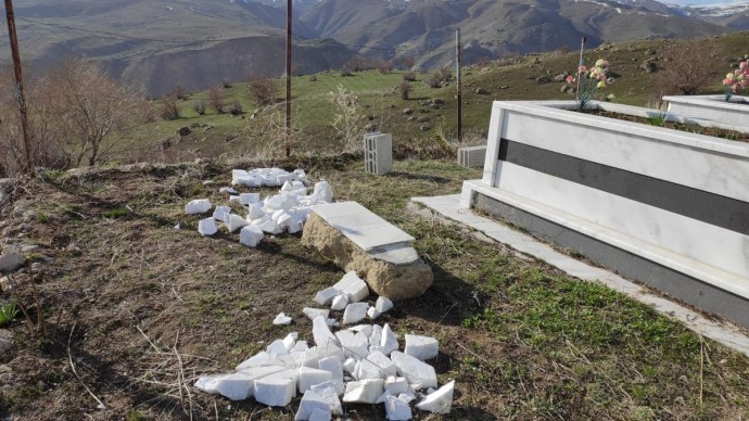 Demokratik İslam Kongresi'nden İslami Kurumlara Mezarlık Mektubu

Diyanet İşleri Başkanlığı, El-Ezher Üniversitesi İslami Araştırma Kurumu ve Müslüman Alimler Birliği’ne mektup göndererek mezarlara yönelik saldırılara ilişkin tavır sergilemeleri istendi.

yeniyasamgazetesi1.com/dini-kurumlara…