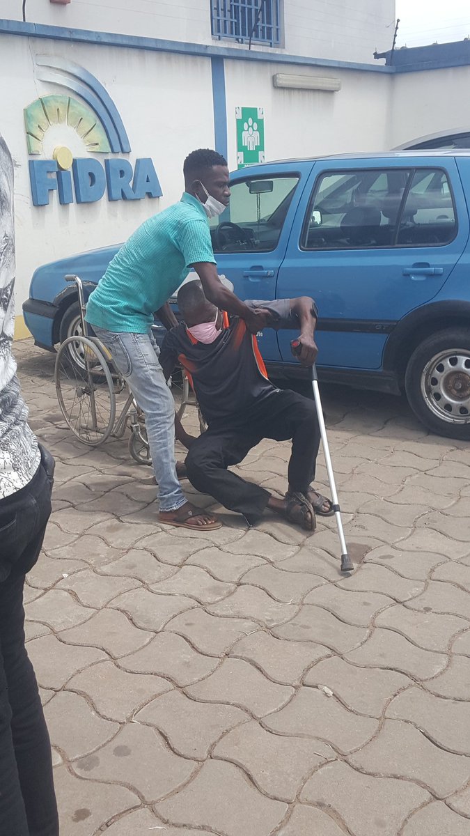 ONG_la_VIE's tweet photo. #cotedivoire 🇨🇮
Le calvaire des agents de l'état à la retraite après de bons et loyaux services rendus à la nation. Exposés au soleil des heures pour percevoir leur maigre pension si l'argent est disponible malgré leur santé précaire.
Quelle tristesse ..!
#CIV225 #Emergence2020 https://t.co/Xj9D65Kyoa