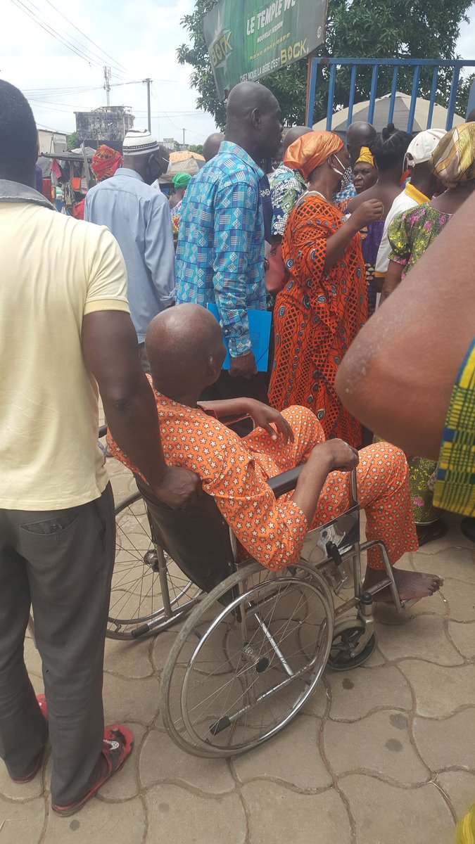 ONG_la_VIE's tweet photo. #cotedivoire 🇨🇮
Le calvaire des agents de l'état à la retraite après de bons et loyaux services rendus à la nation. Exposés au soleil des heures pour percevoir leur maigre pension si l'argent est disponible malgré leur santé précaire.
Quelle tristesse ..!
#CIV225 #Emergence2020 https://t.co/Xj9D65Kyoa