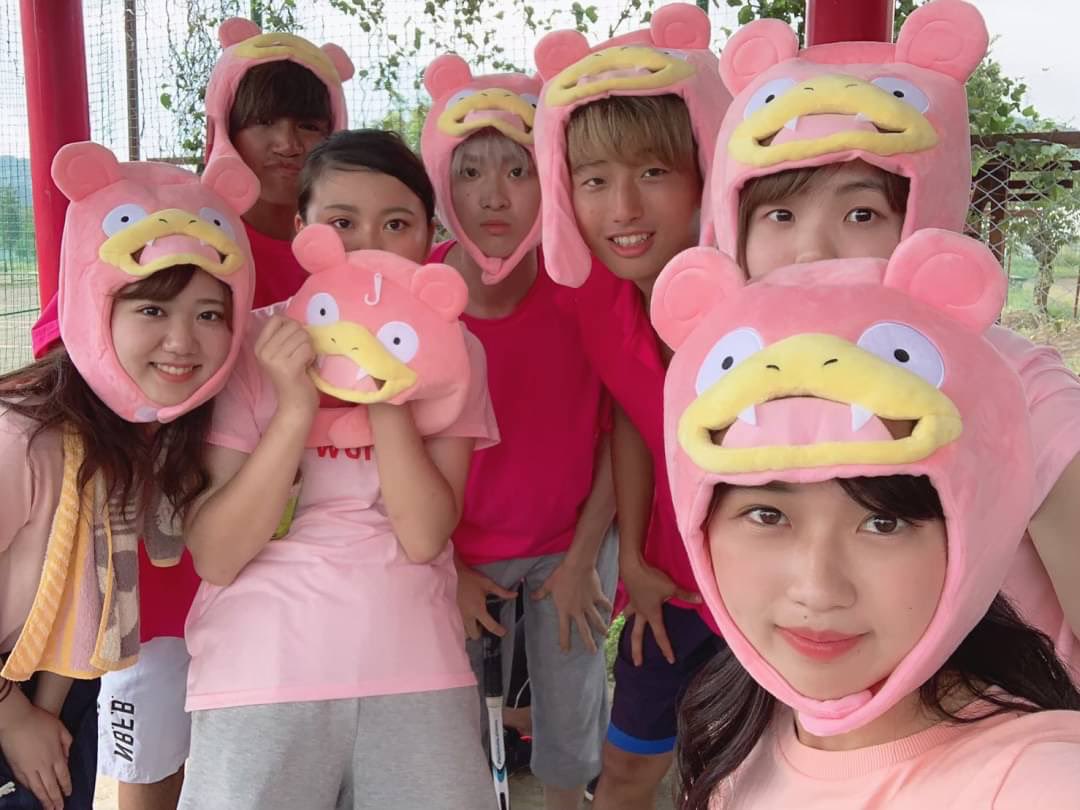 otter_2020's tweet photo. 後期最初のイベント【夏合宿】の紹介です！
夏合宿の特徴は、ABCD戦と呼ばれる試合があることです✨
春合宿にも同じものがあるのですが、夏にはチームごとのテーマに沿って仮装をしてテニスをします🧛‍♀️
かわいいところもあればおもしろい仮装もあり、とても思い出に残るものになります👏🏻 https://t.co/Kdu2r6wN3k