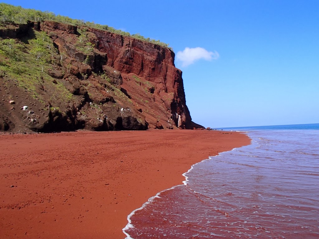 Talisman_Ist's tweet photo. Deminki pembeydi, ekteki de kırmızı değil turuncu gibi ya gerçi, olsun hadi kabul #RedSandBeach #Santorini #RedandBlackVolcanicRocks https://t.co/a7fUCmQiBQ