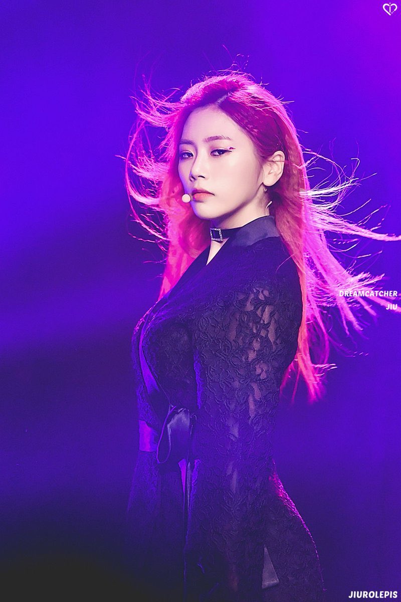 this side of kim minji can be so intense