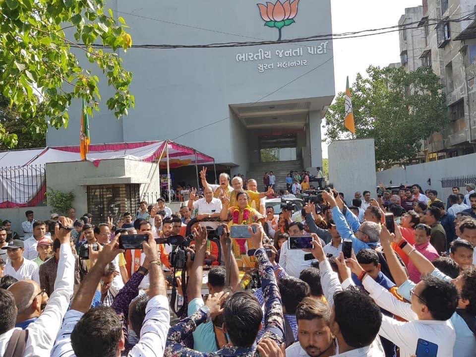 DarshanaJardosh's tweet photo. 24 સુરત લોકસભા ના સાંસદ તરીકે આપ સૌના સહકારથી 11 વર્ષ પૂર્ણ કરવા બદલ આપ સૌનો આભાર.

માનનીય પ્રધાનમંત્રી શ્રી @narendramodi જી ના નેતૃત્વમાં આ સંકટ સમયનો સામનો આપણે સૌ ભેગા મળીને કરીએ. આવતા વર્ષમાં ભારત દેશની વિકાસની રાજનીતિ સાથે માતૃભૂમિની રક્ષા કરીએ.

#HistoricOneYearOfModi2 https://t.co/ABSOAnJ6Pc