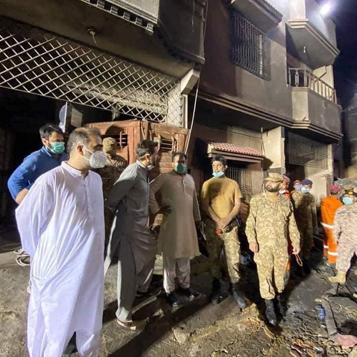 Deebahaani's tweet photo. Shahid Afridi at the PIA plane crash spot to see the rescue work being done by the armed forces.
#PIAPlaneCrash #PK8303 #PIACrashed https://t.co/G8nowsK5rn