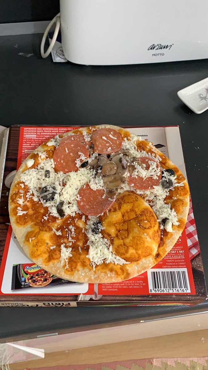 secureconnect1's tweet photo. @SuperFreshTR bu pizzanın bir tarafını boş bırakıp şişirmeniz ve kapalı ürün olarak satmanız mantıklı olmuş! https://t.co/ZkkqFL0Azu